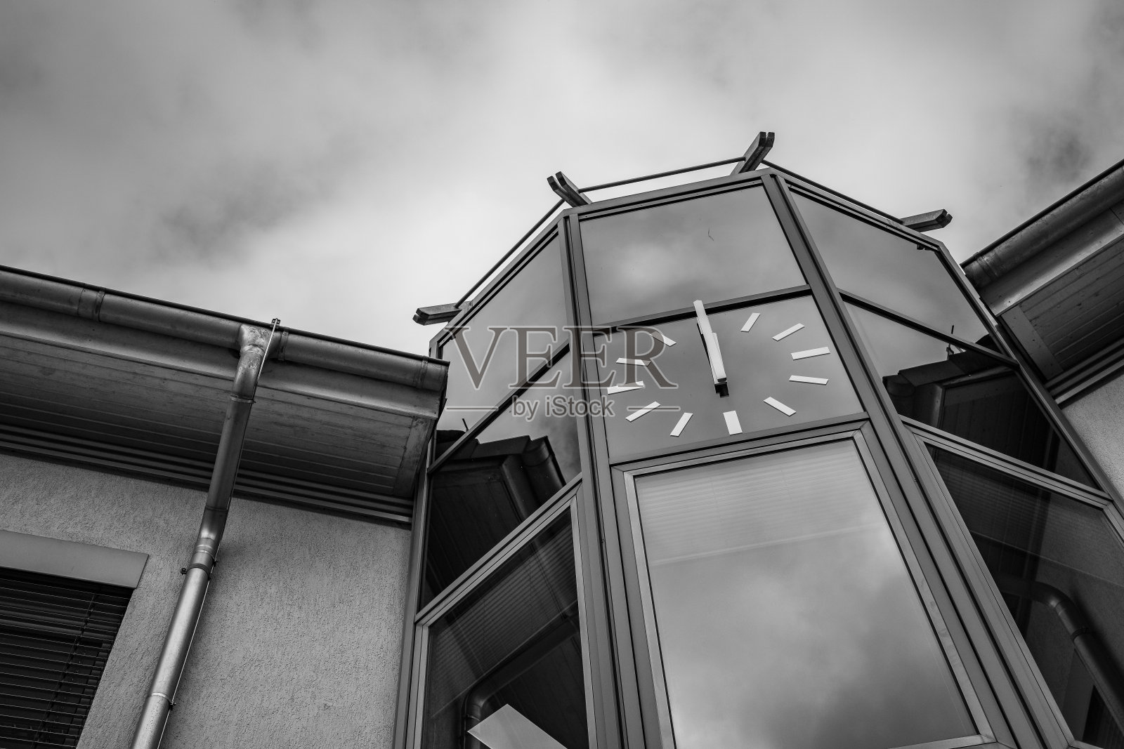 现代玻璃建筑上古老的钟声照片摄影图片