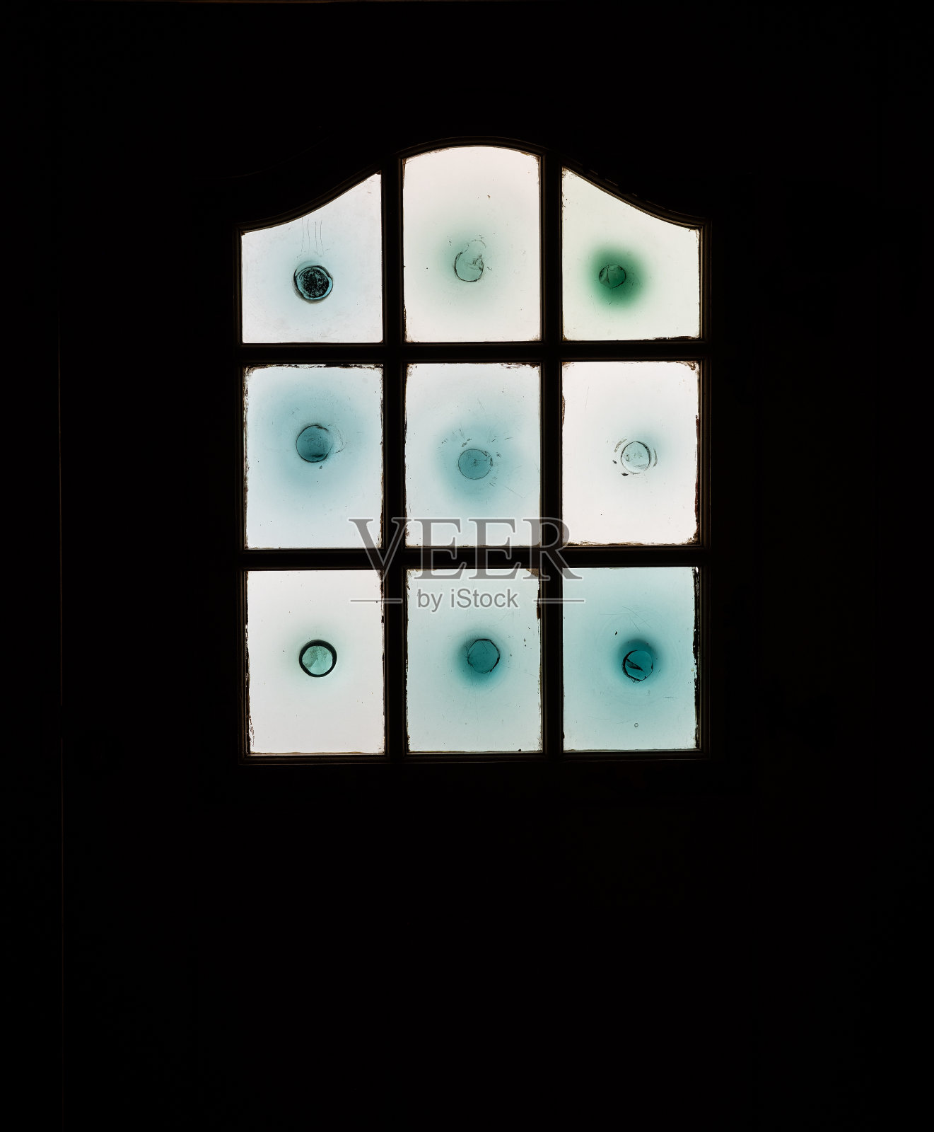 房间里的旧窗户照片摄影图片