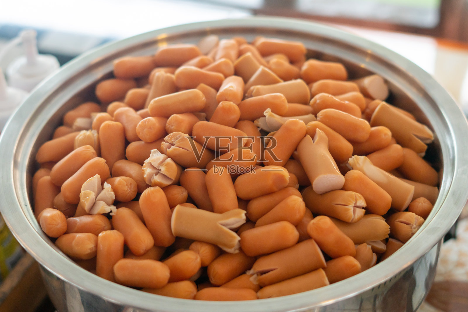 香肠放在不锈钢托盘里照片摄影图片