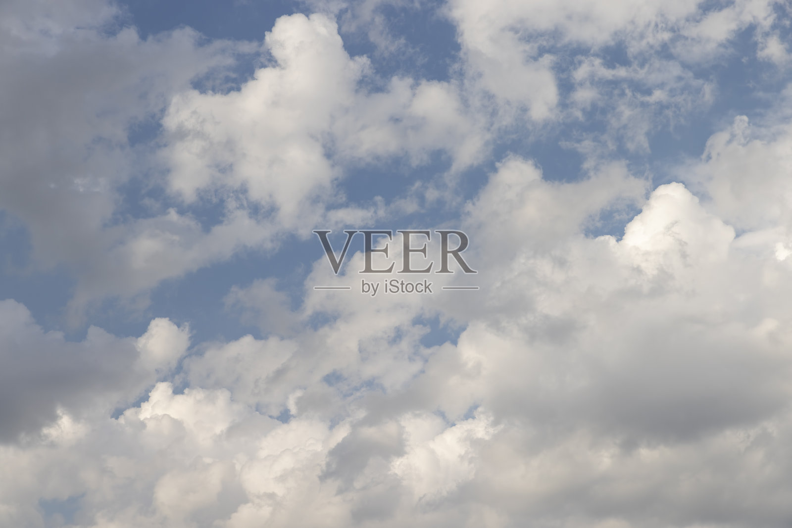 多云的天气天空有白色和灰色的云照片摄影图片