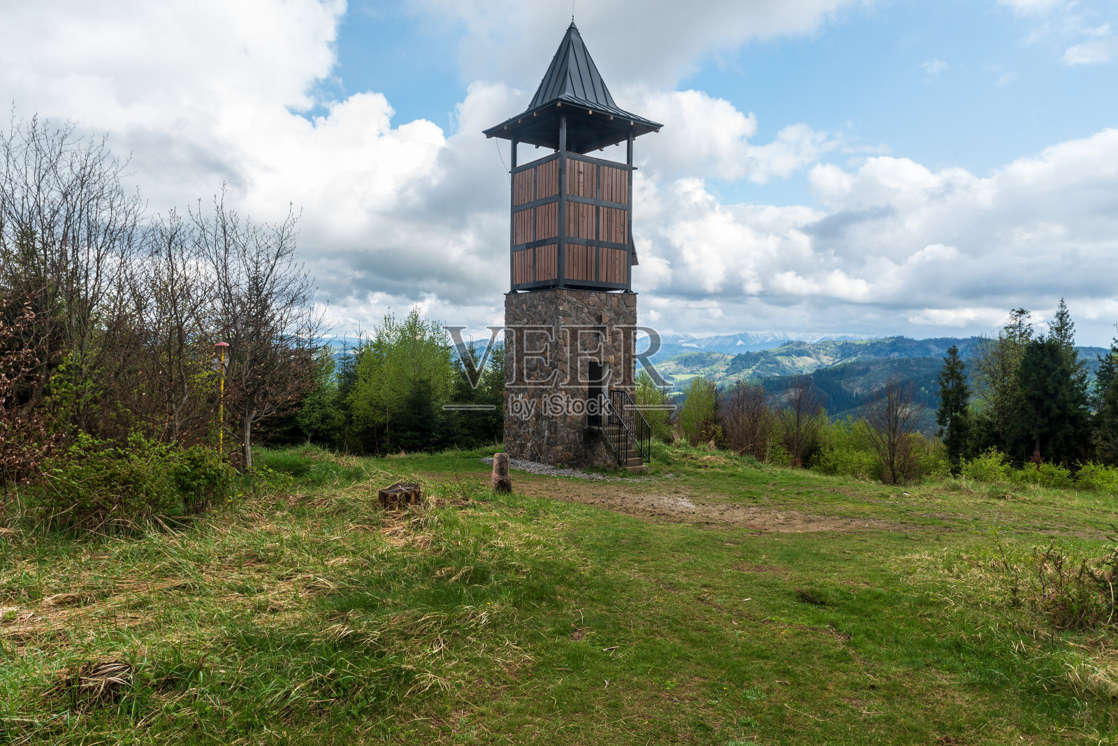 斯洛伐克Zborov和Bystricou村的Hladky vrch山上有瞭望塔照片摄影图片