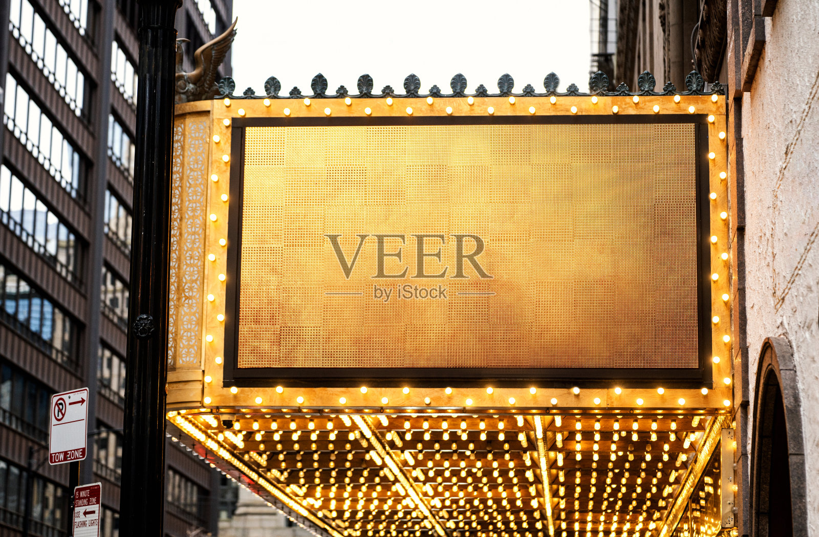 带有广告内容或商业信息复制空间的金色广告牌照片摄影图片