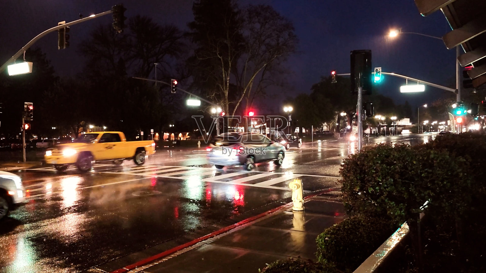 雨夜交通照片摄影图片