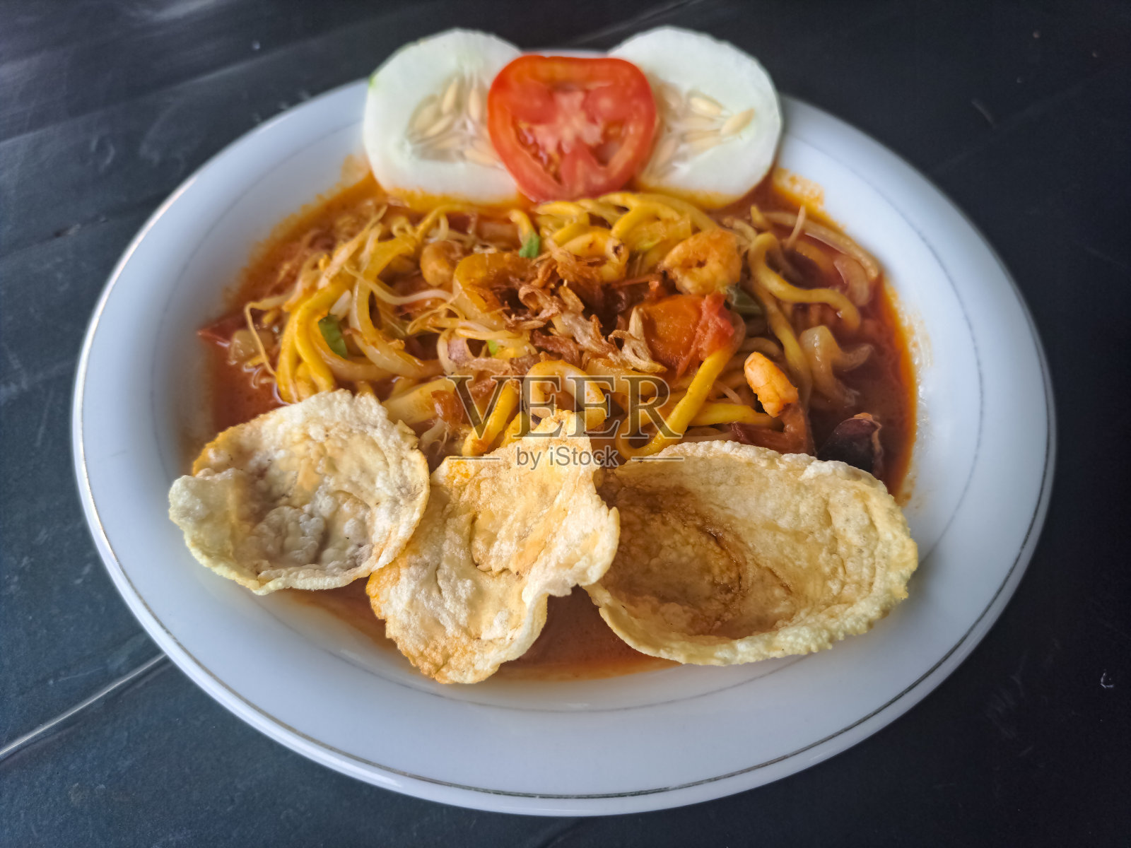 米亚齐海鲜或海鲜亚齐面条虾，蟹，鱿鱼，鱼，饼干，豆芽，葱，番茄和黄瓜。食品菜单。照片摄影图片