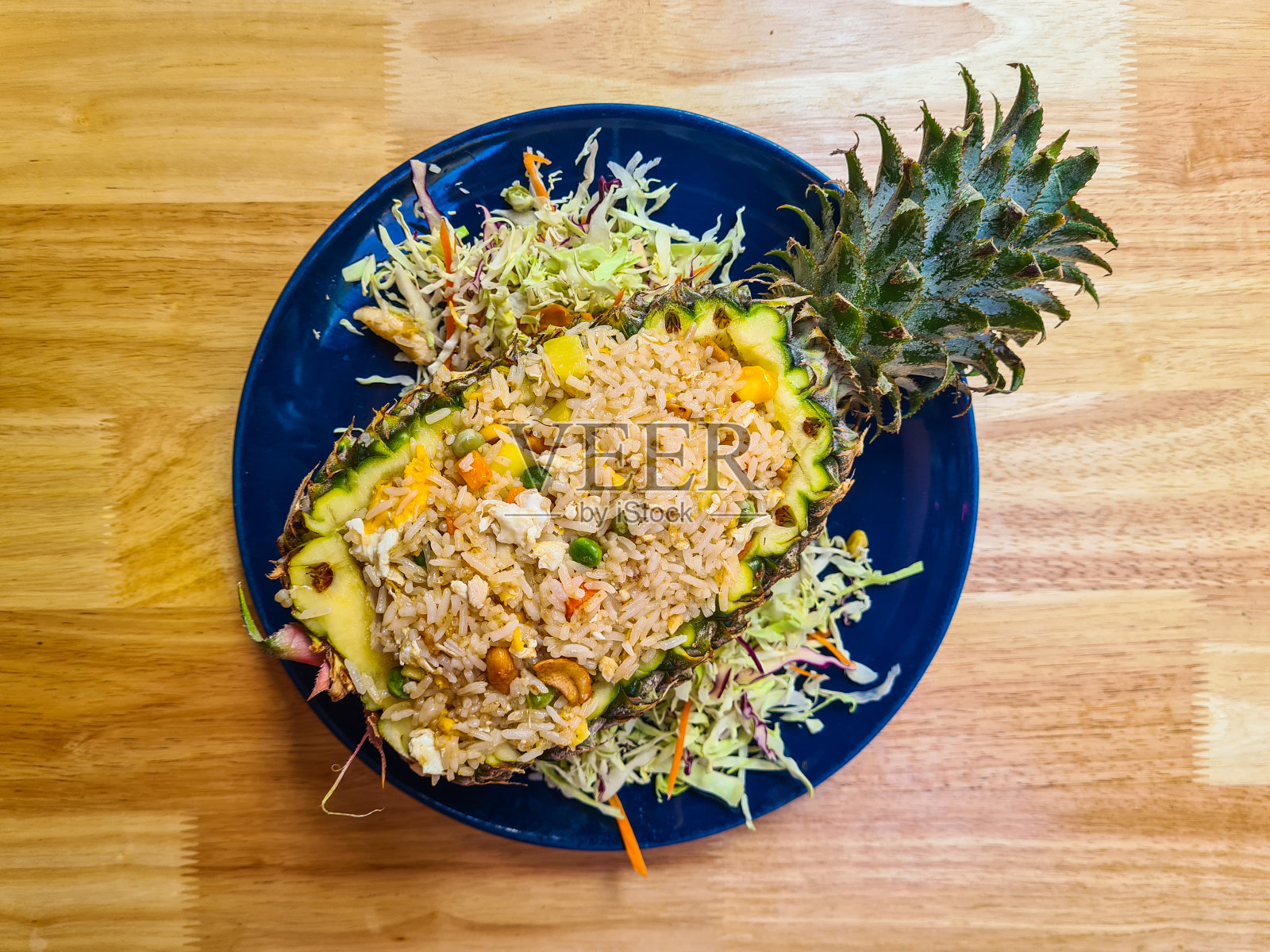 泰国凤梨炒饭配鸡肉照片摄影图片