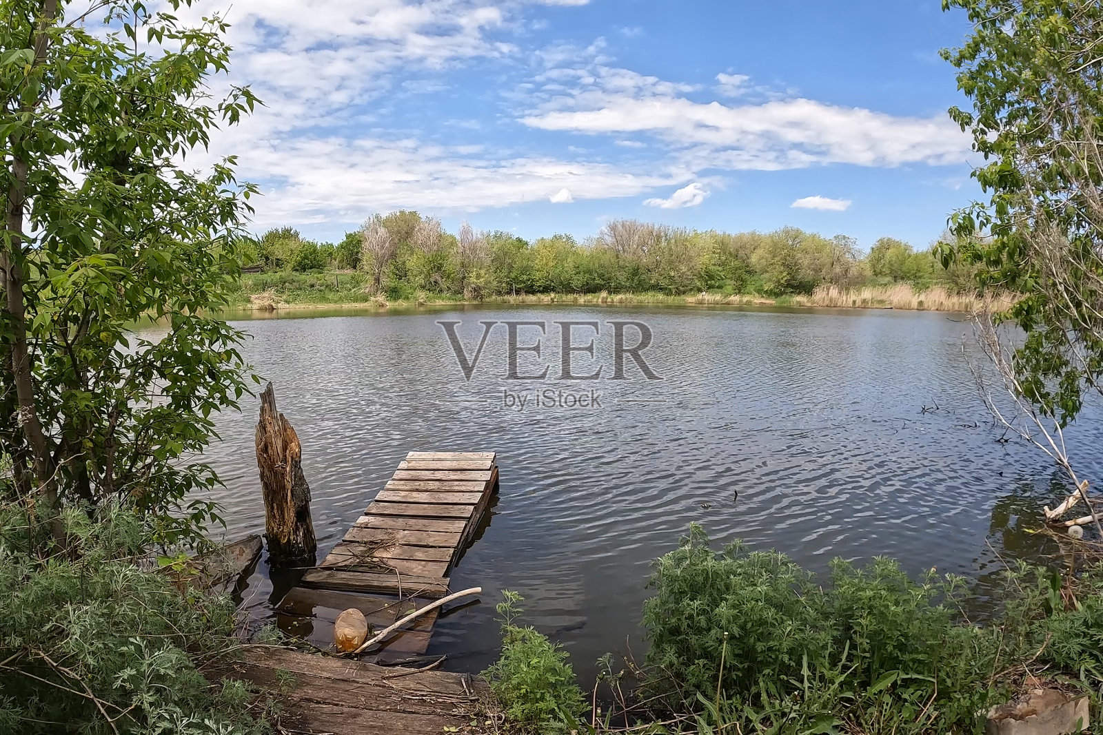 湖上或乡村池塘上的老桥照片摄影图片