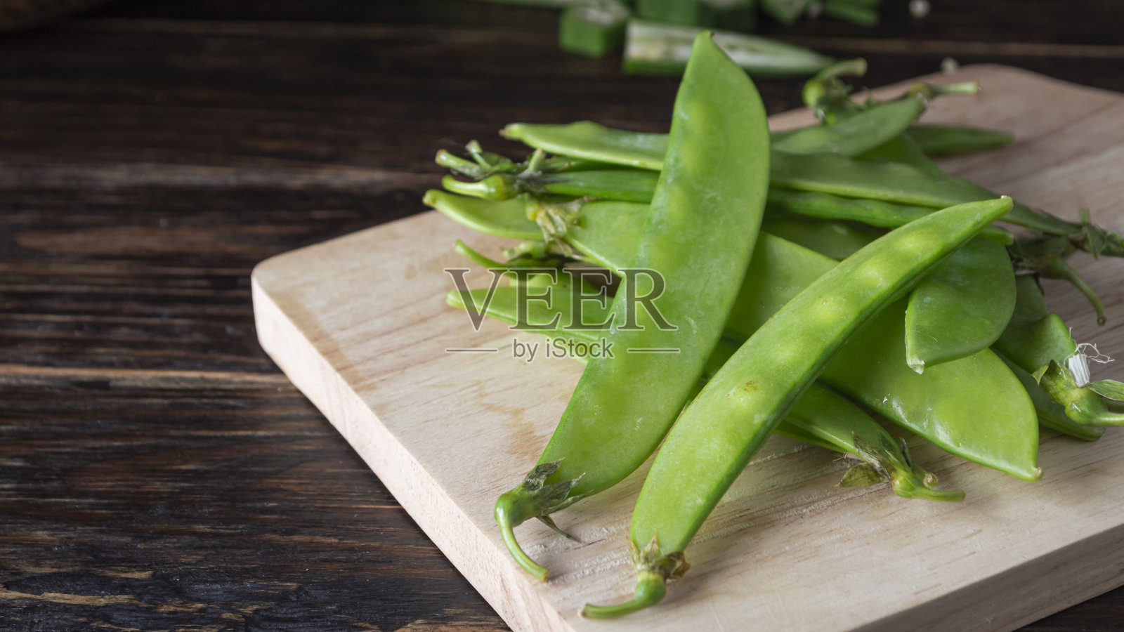 菜板上的四季豆照片摄影图片