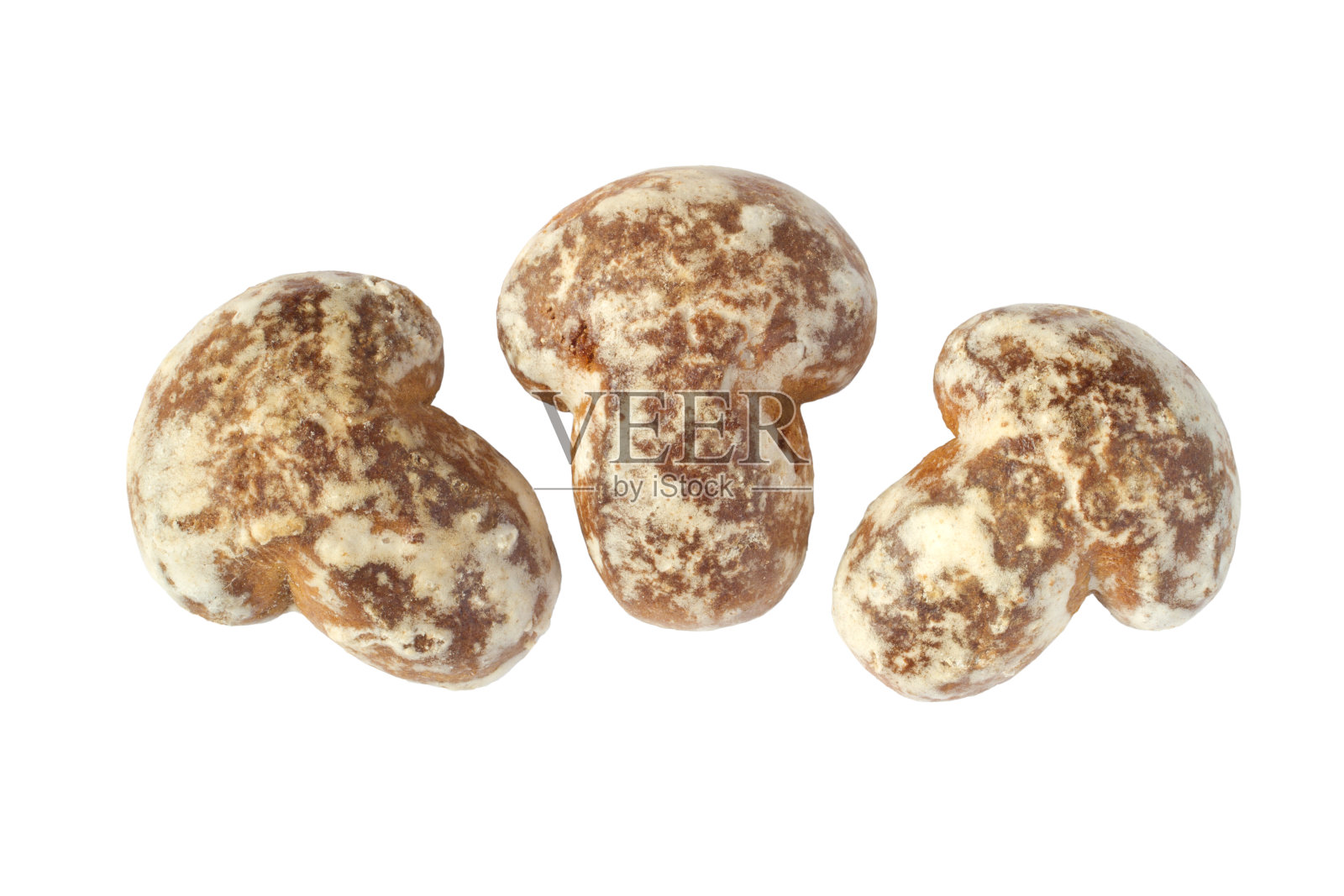 三个姜饼蘑菇形状的蘑菇在白色的背景上分开。照片摄影图片