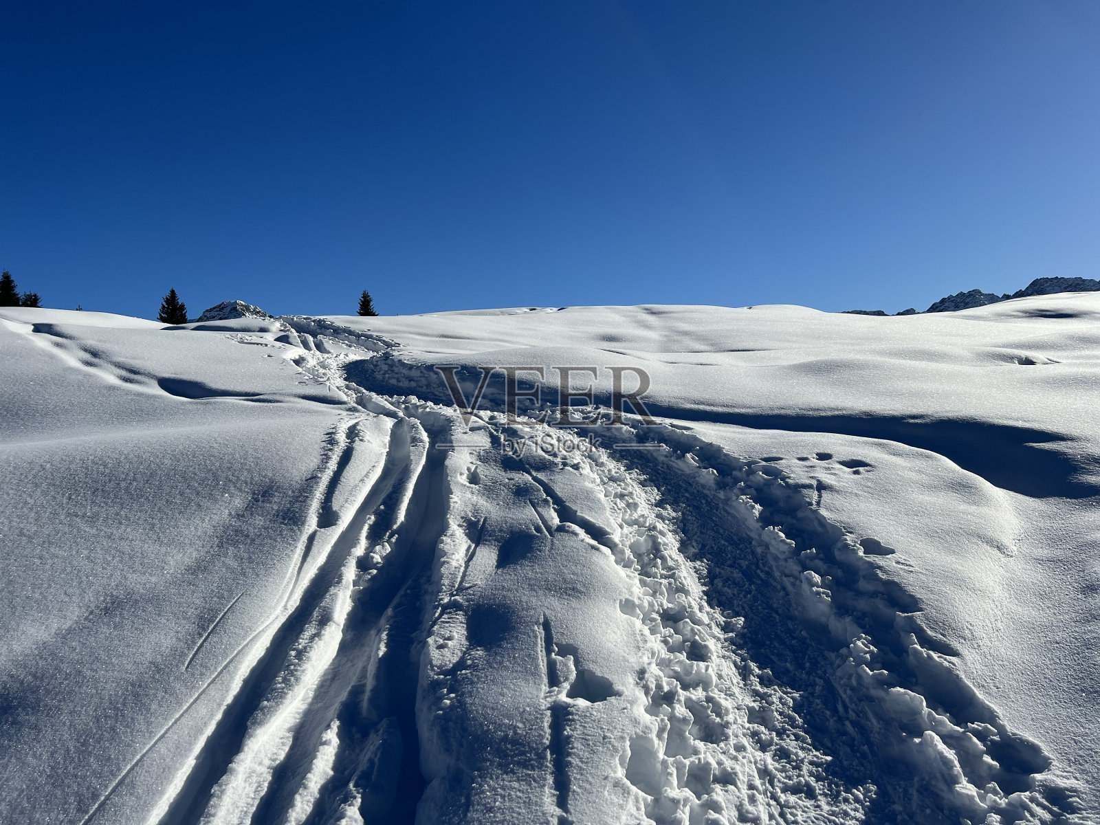 瑞士阿尔卑斯山脉和旅游胜地阿罗萨-格里松州，瑞士(瑞士)的美丽冬季徒步小径和雪原。照片摄影图片