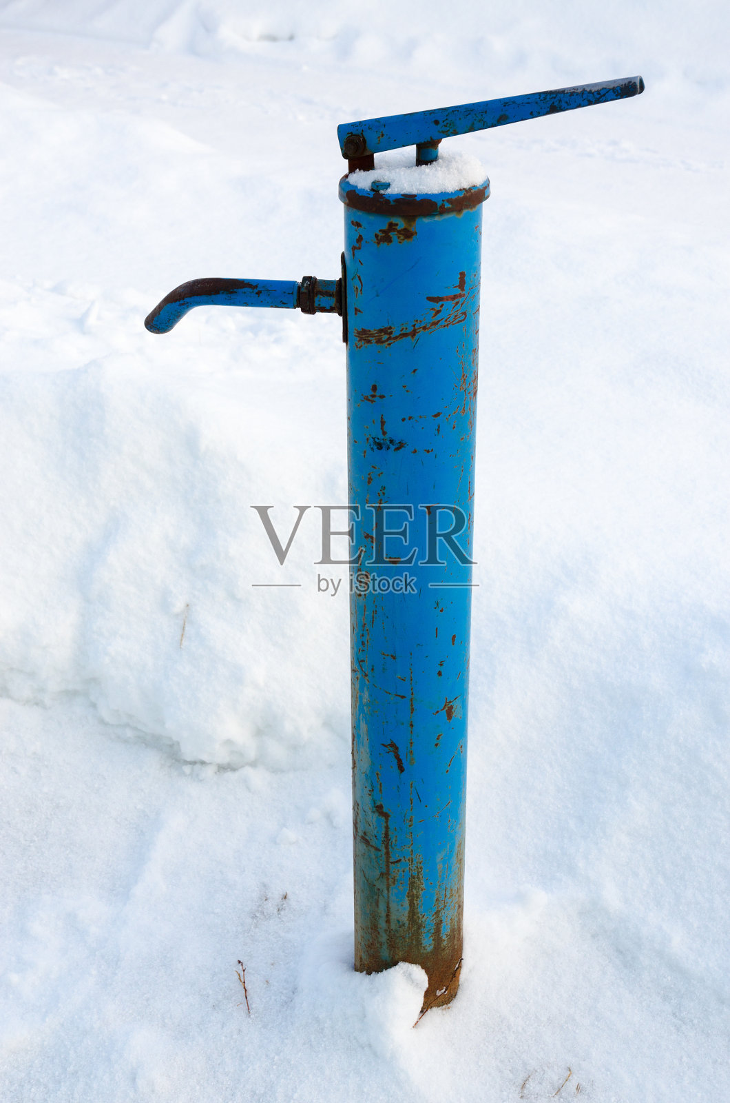 农村冬季旧取水柱照片摄影图片