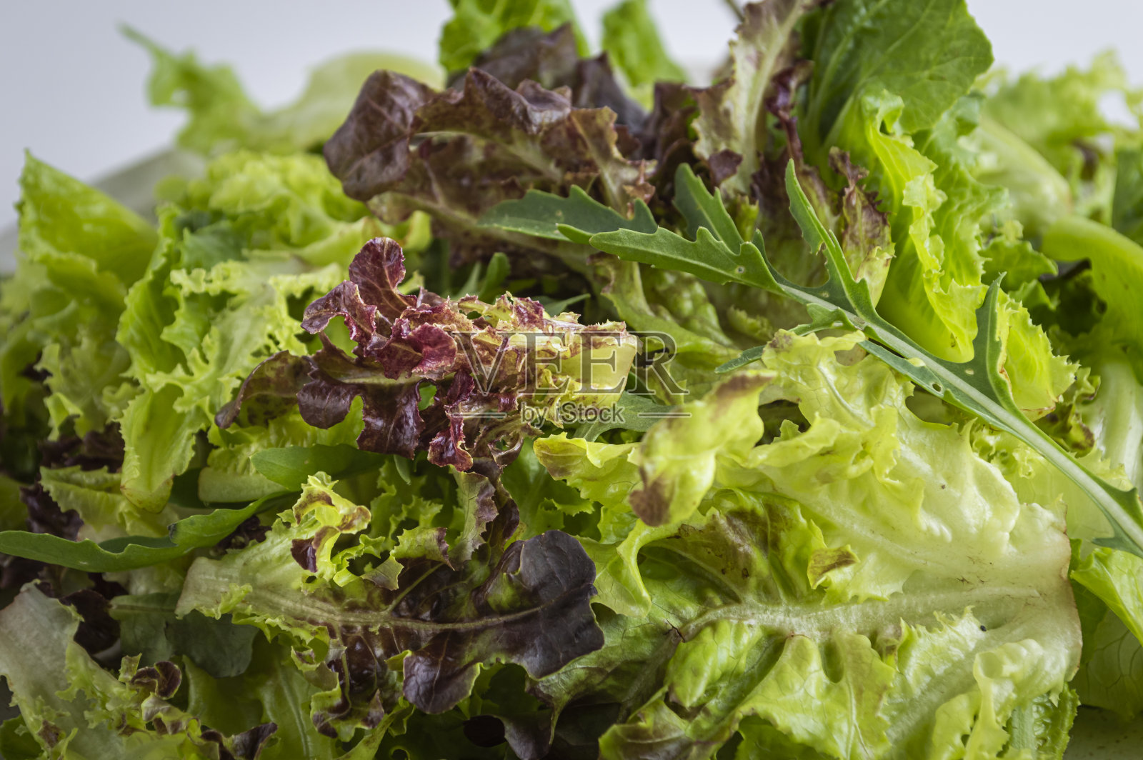 绿色和红色蔬菜混合沙拉照片摄影图片