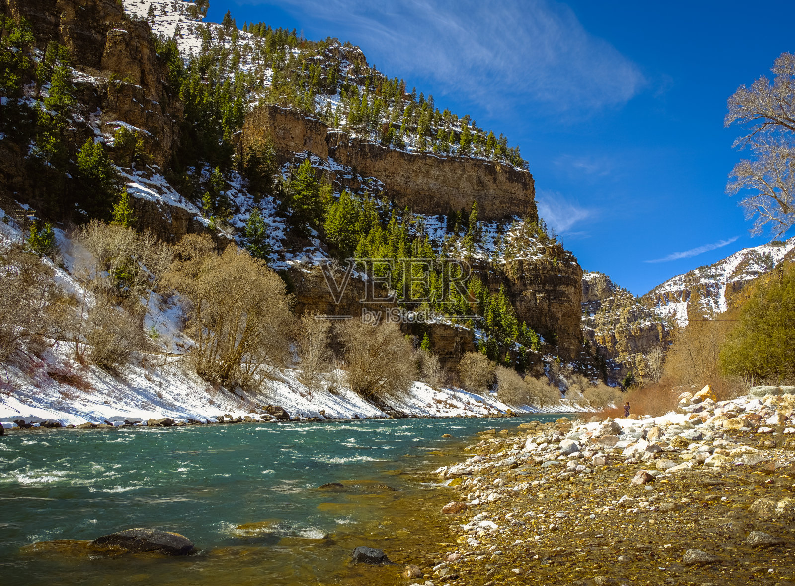 初冬的科罗拉多河在群山之间奔流照片摄影图片