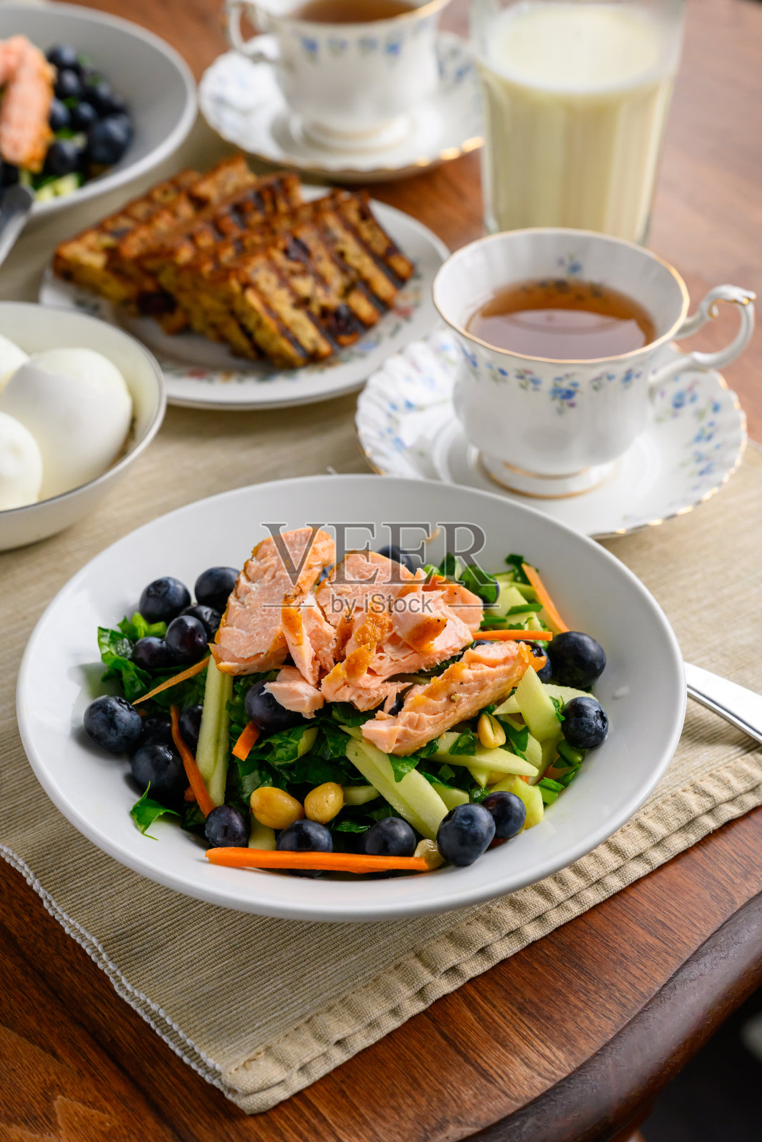 古色古香的胡桃木餐桌上五颜六色、丰富健康的早餐照片摄影图片