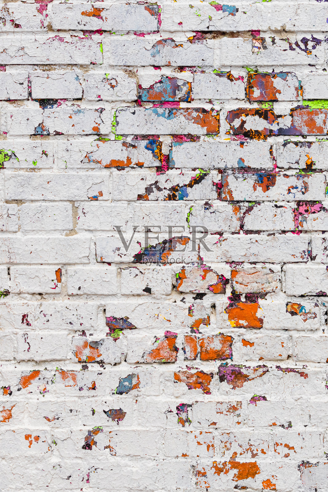 垂直纹理的砖墙与剥落的油漆。照片摄影图片