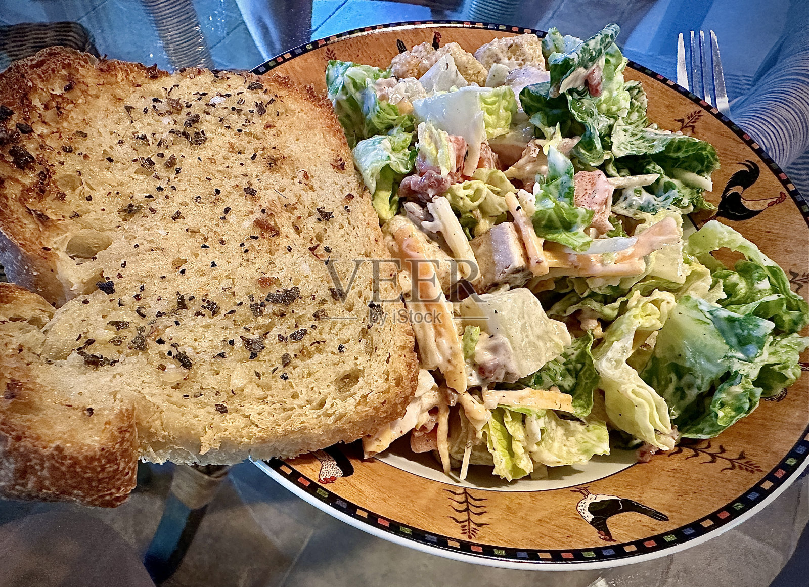 烤鸡沙拉配蒜蓉面包。照片摄影图片