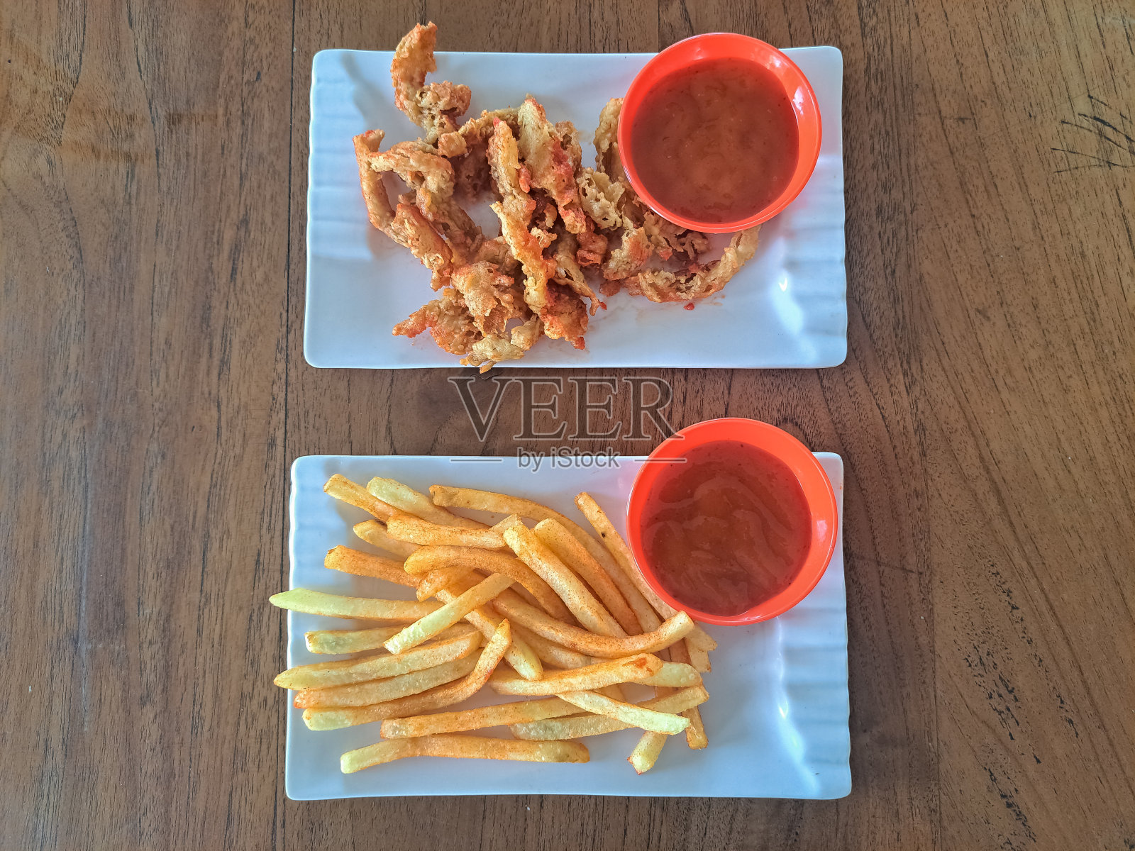 美味的蚵仔菇Jamur Balado和薯条Balado配上酱汁。食品菜单。前视图。照片摄影图片