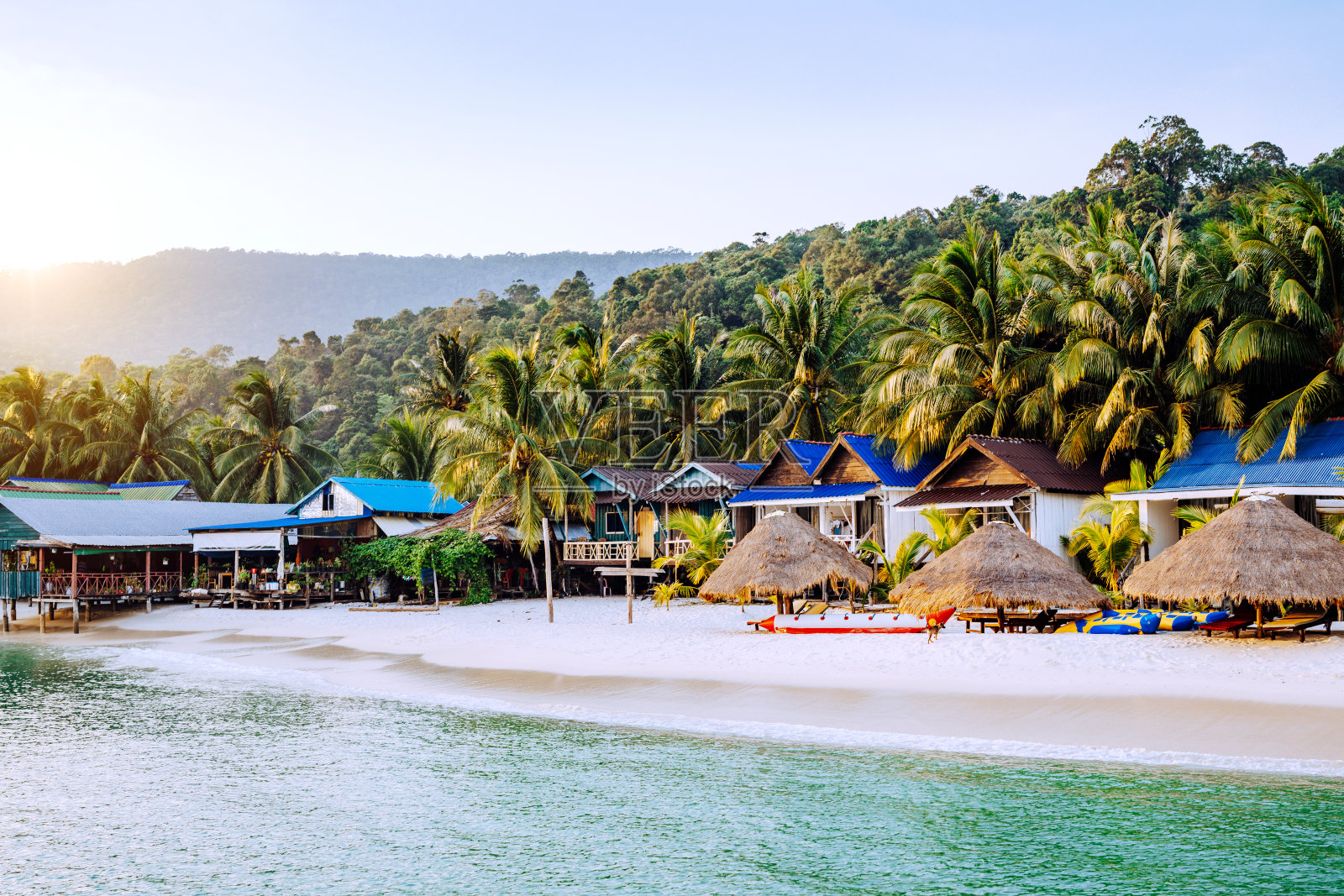 在日落的海滨小屋在Koh Rong，柬埔寨照片摄影图片