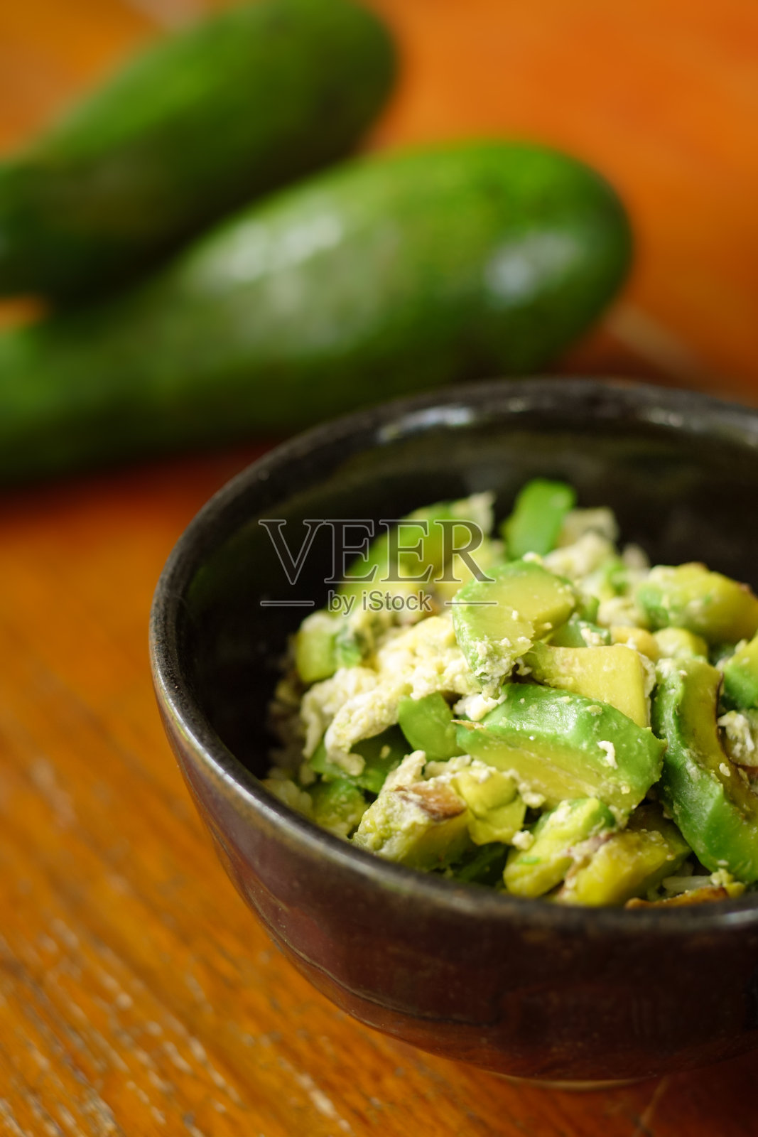 炒牛油果片配鸡蛋。素食概念。照片摄影图片