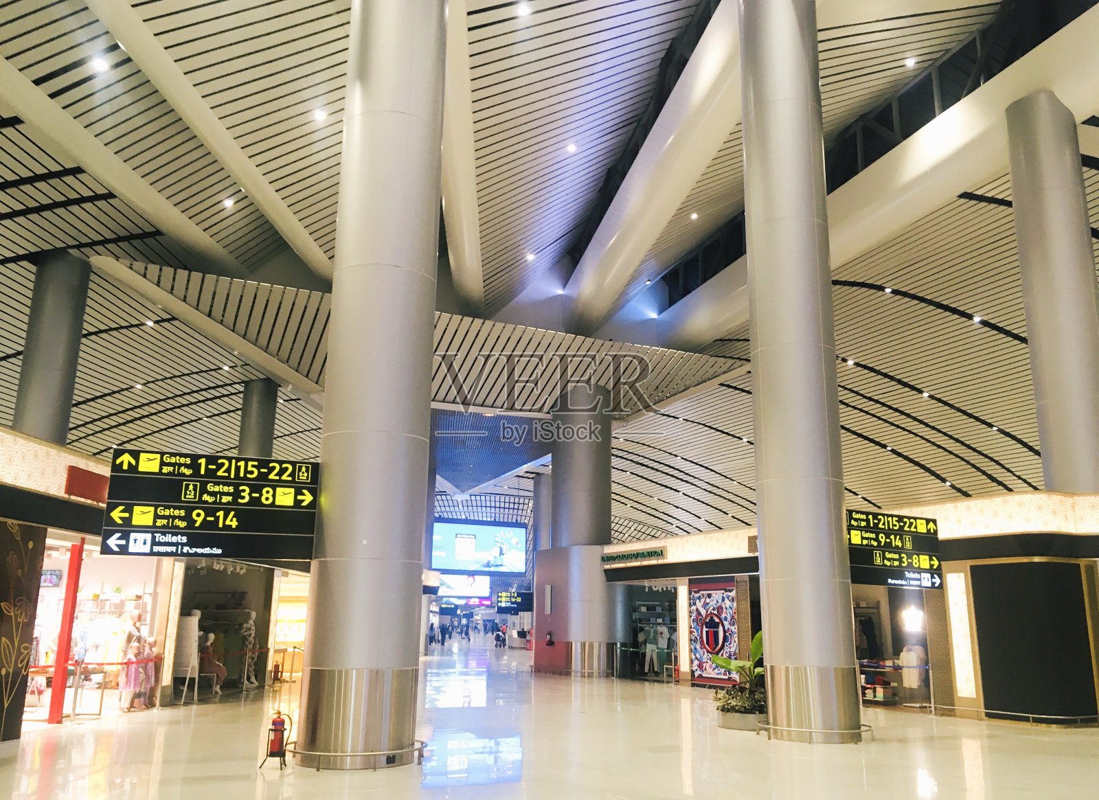 2024年6月11日，印度海得拉巴拉吉夫甘地国际机场新航站楼扩建大厅的现代钢结构天花板照片摄影图片