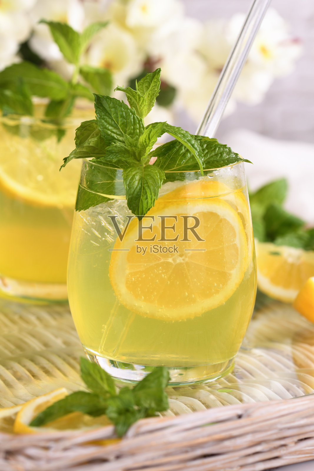 柠檬酒加薄荷照片摄影图片