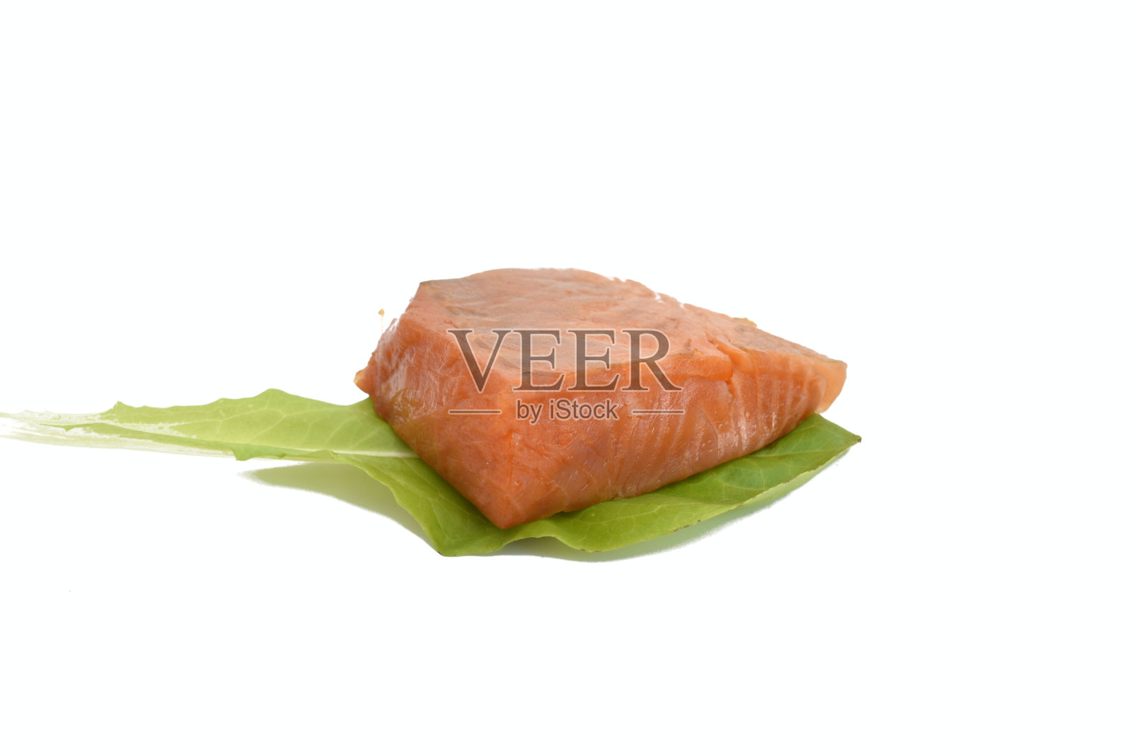 一片夹在叶子上的三文鱼。照片摄影图片