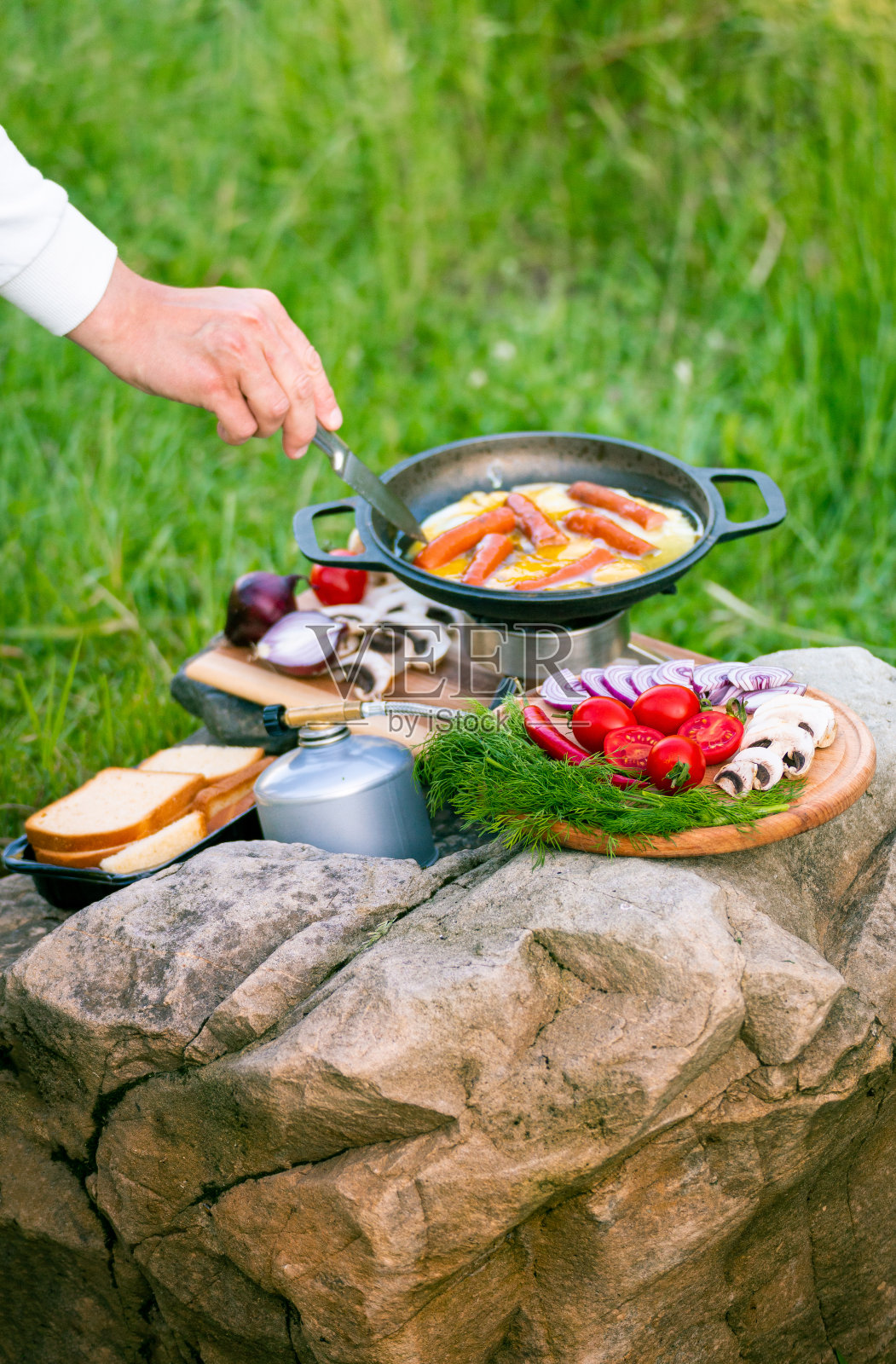 露营时用煎锅做饭。照片摄影图片