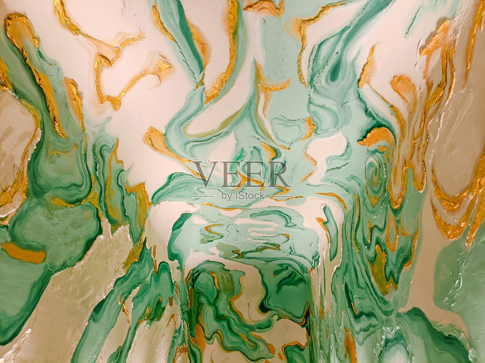 墙壁上的绿色、白色和金色的抽象设计照片摄影图片