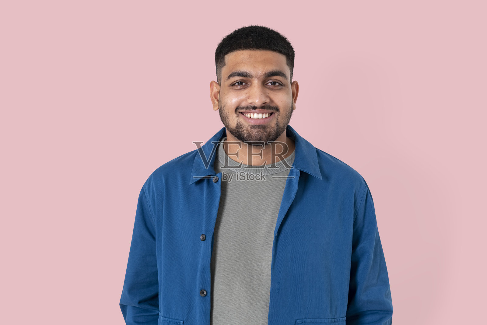 印度男子微笑愉快的表情特写肖像照片摄影图片