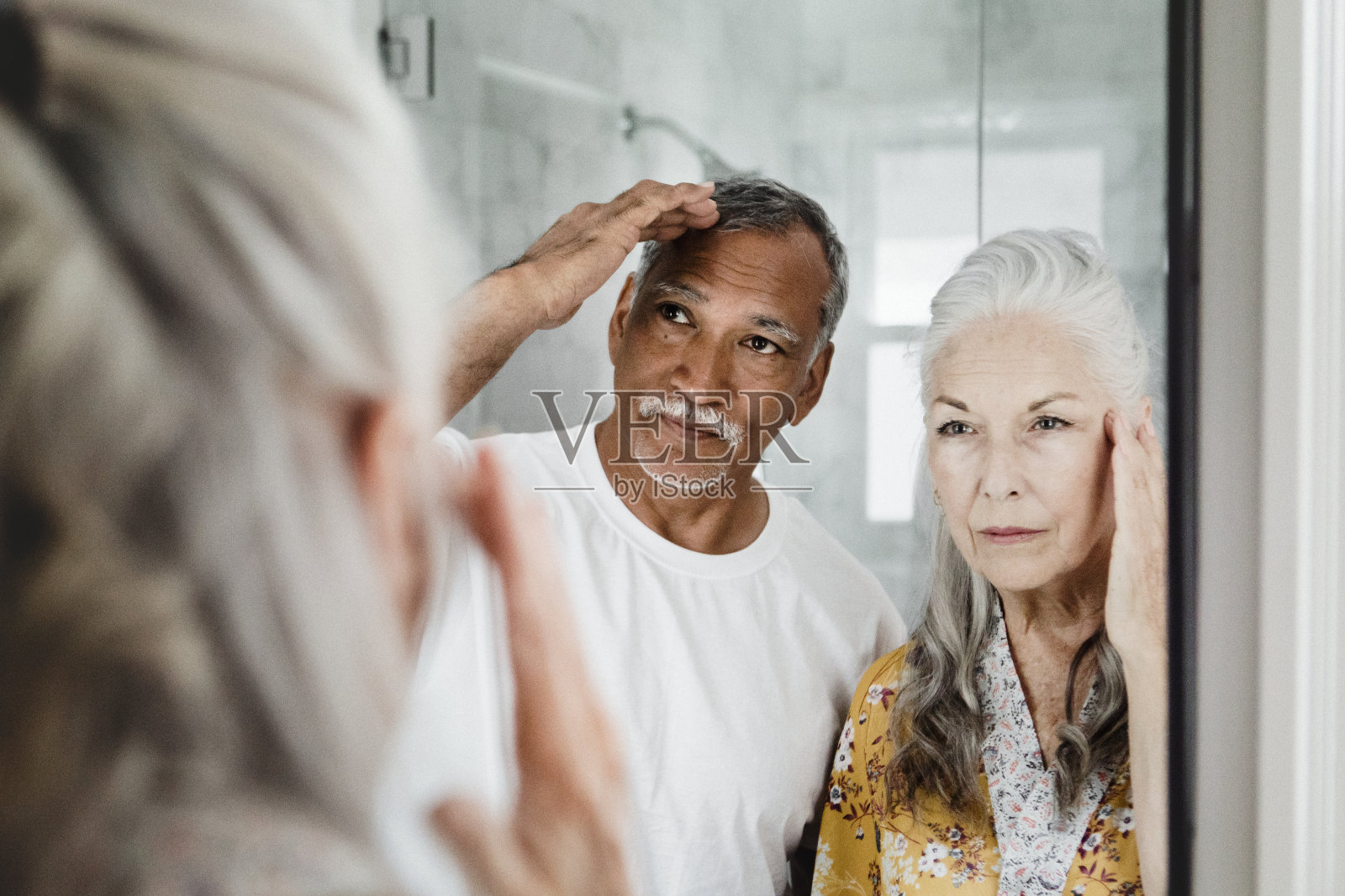 老夫妇在镜子前照片摄影图片