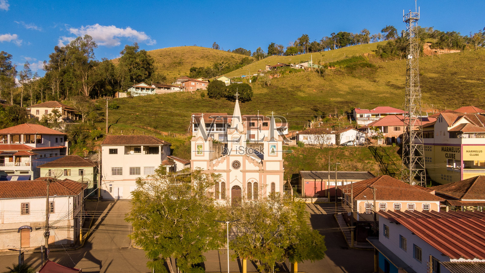 巴西米纳斯吉拉斯州马梅洛波利斯市的主教堂照片摄影图片