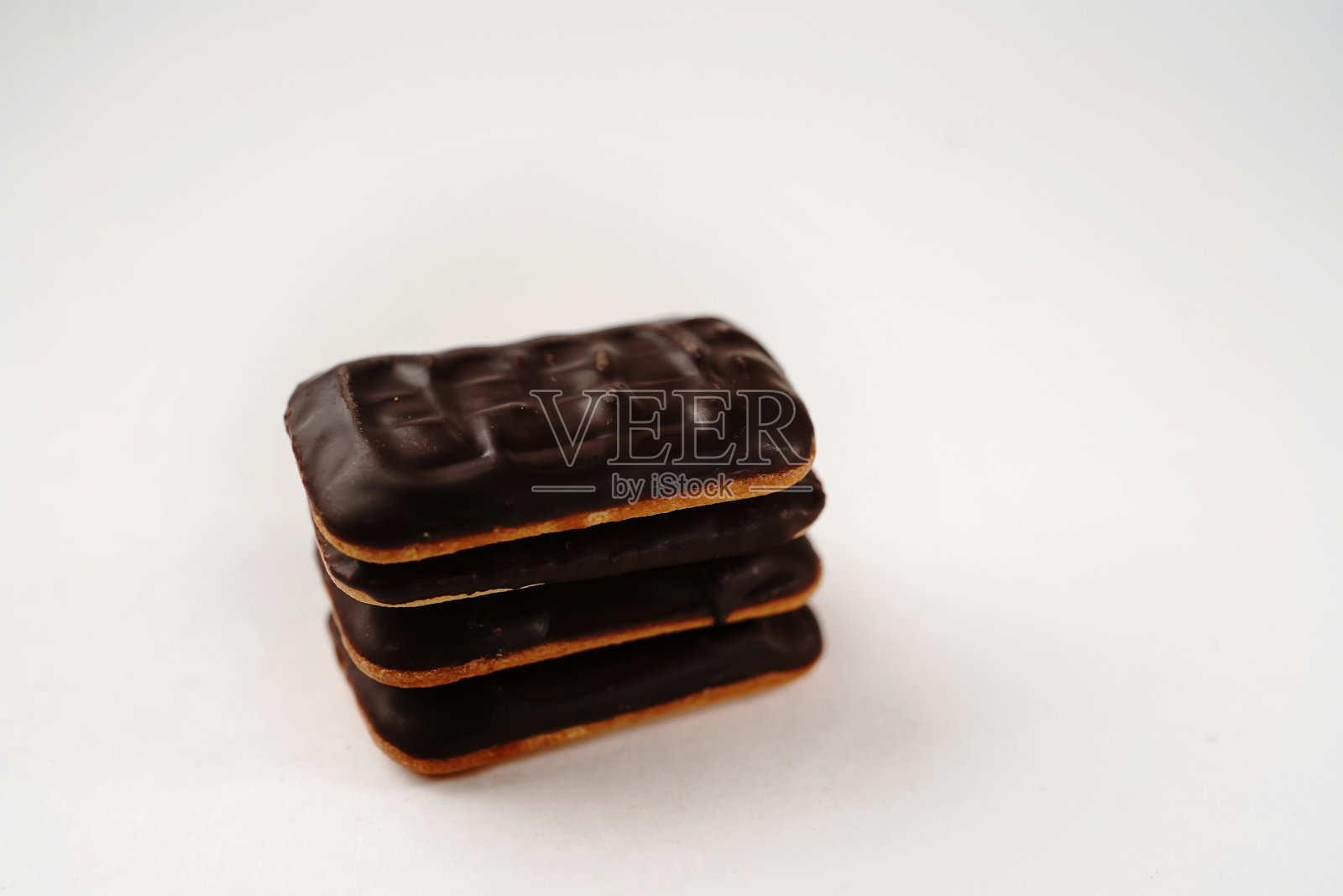 白色背景下的英国Jaffa蛋糕照片摄影图片