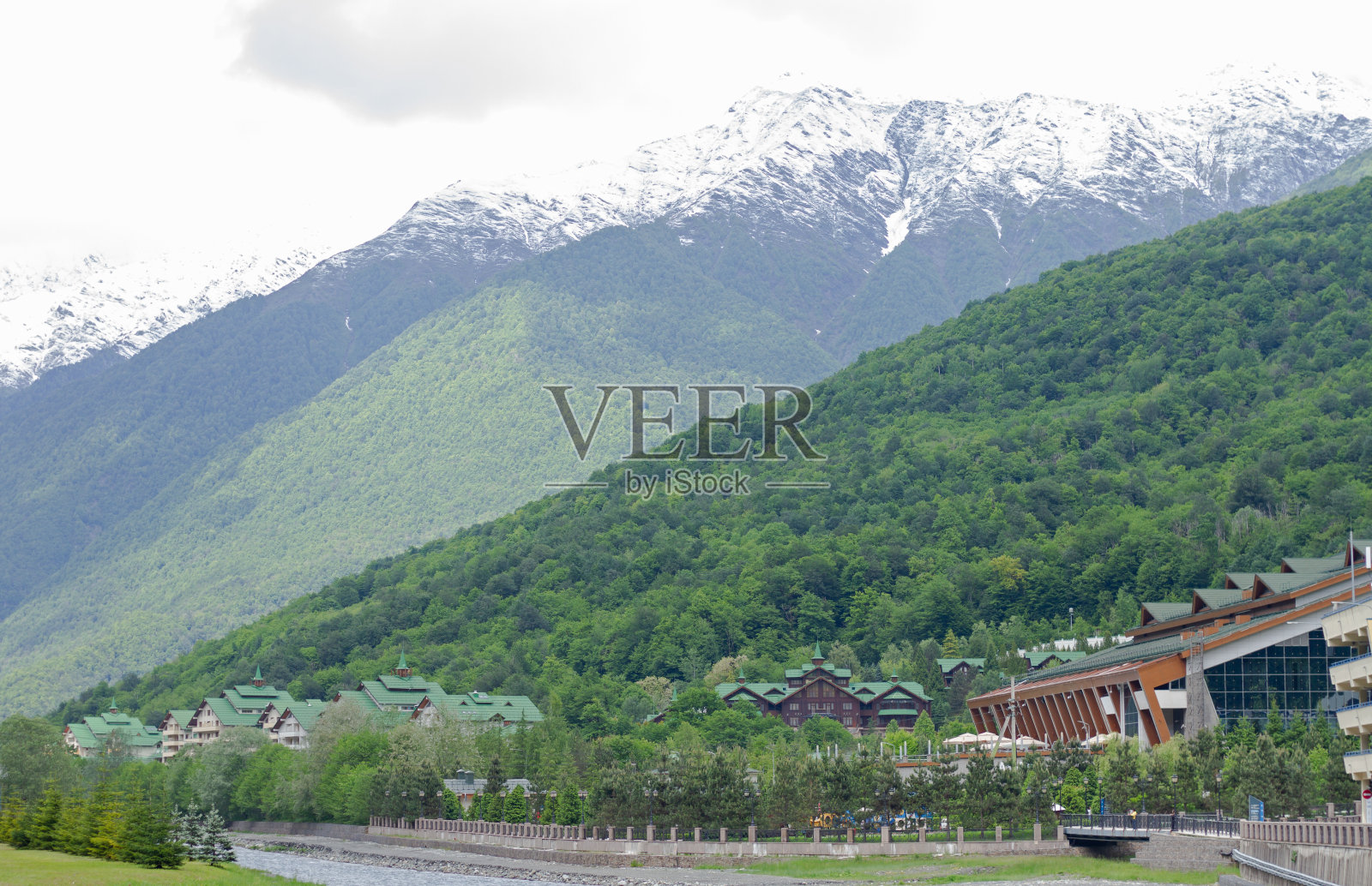 罗莎库托河堤、山川和河流。Krasnaya Polyana，索契报道。照片摄影图片
