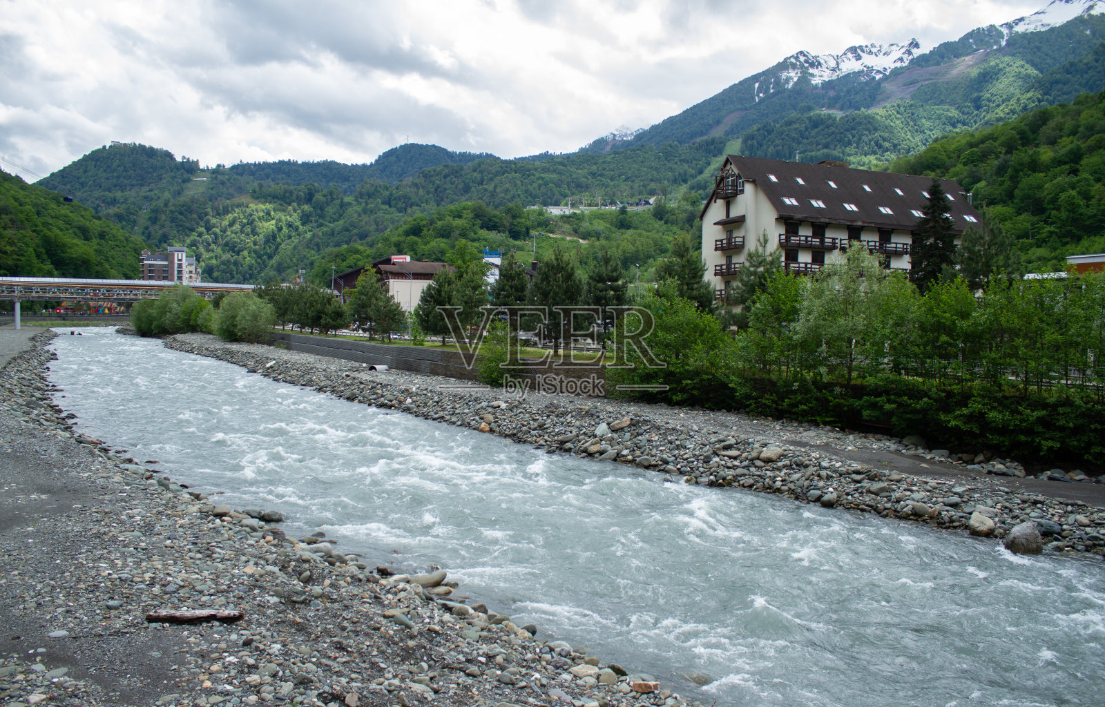 罗莎库特堤岸，青山绿林。Krasnaya Polyana，索契报道。照片摄影图片