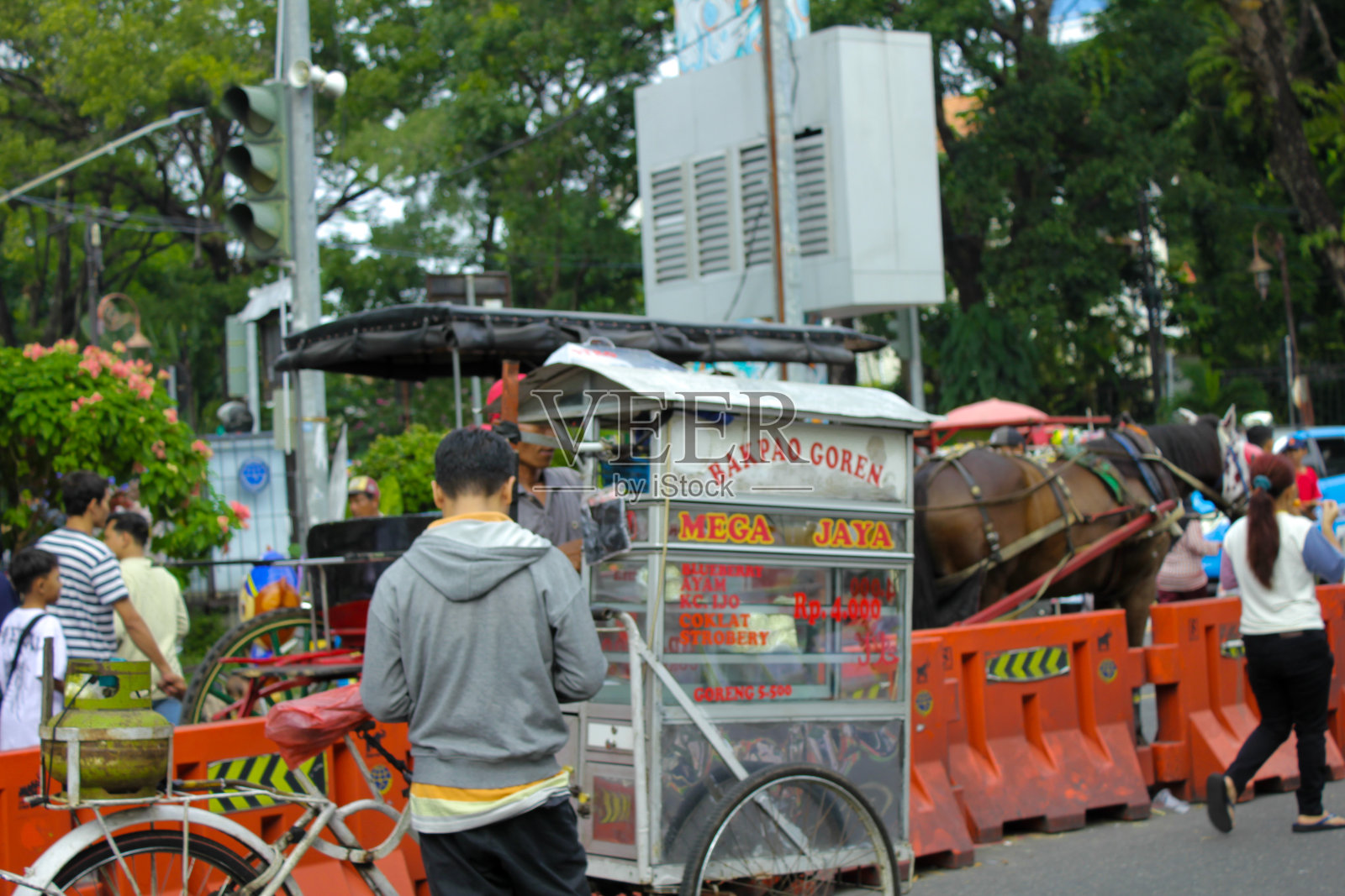 一个卖灯笼衣的小贩在路边数着他的销售收入照片摄影图片