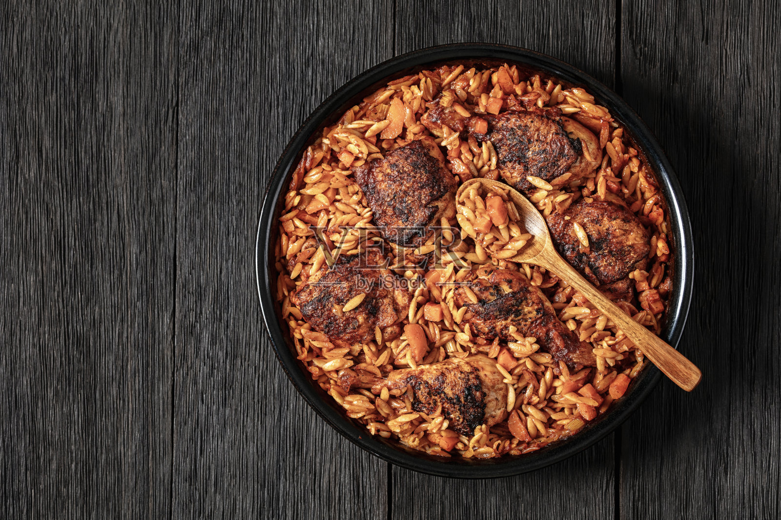 烤希腊鸡或炖番茄沙司照片摄影图片