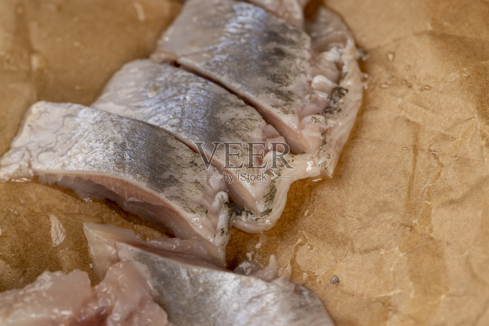 桌上放着咸鱼片照片摄影图片