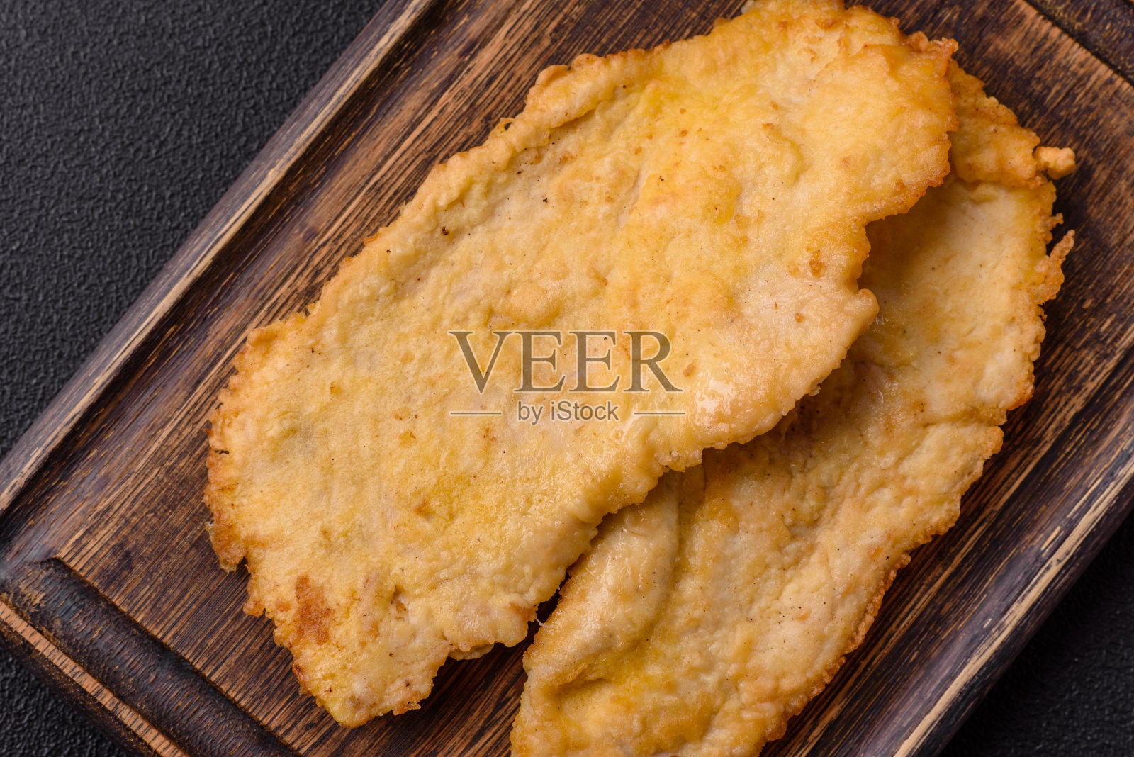 美味多汁的鸡排，配上盐、香料和香草照片摄影图片