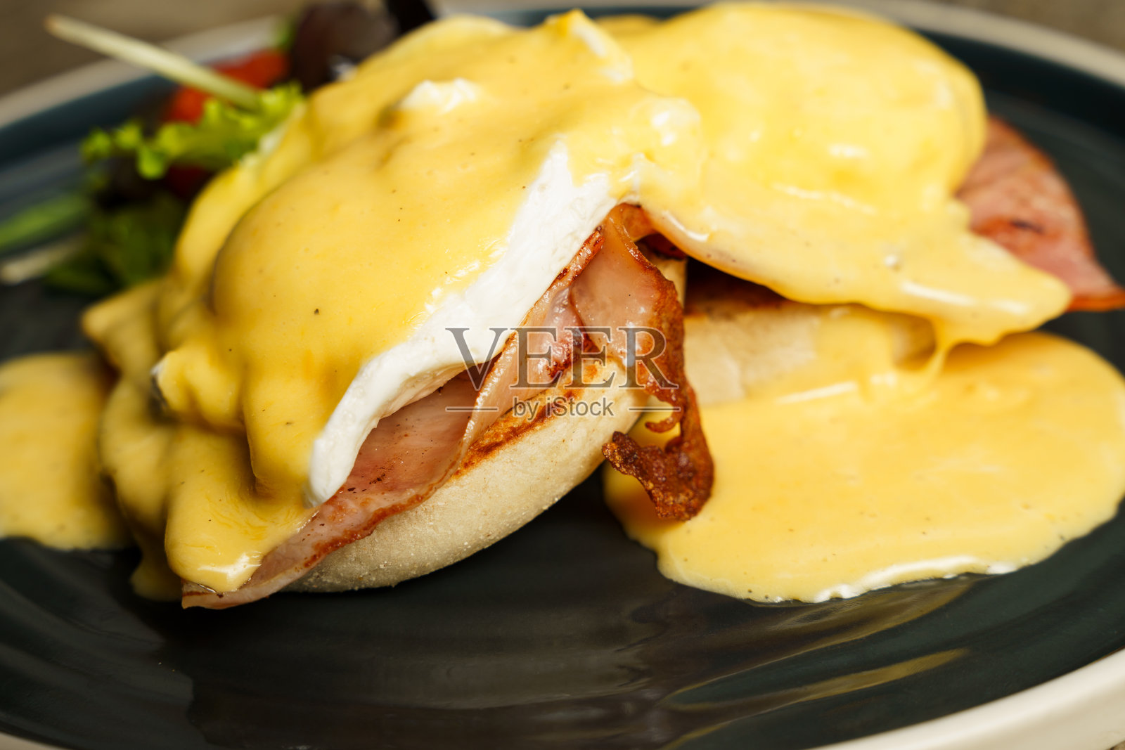 木桌上的火腿蛋本笃照片摄影图片