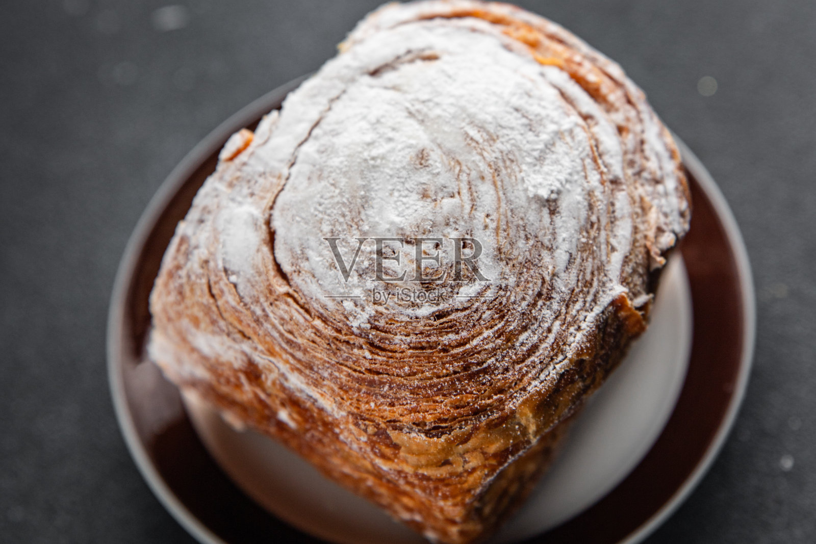 奶油蛋卷，面包，甜酥皮，美味的甜点，新鲜的烹饪，开胃菜，餐，餐，小吃，桌子上复制空间食品背景照片摄影图片