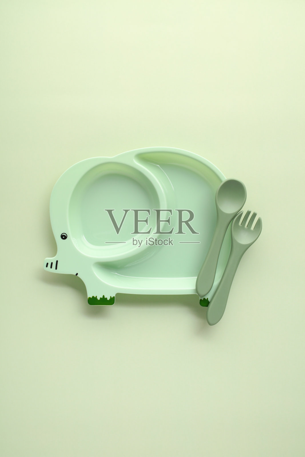 创意儿童盘子形状像一个大象与器具，旨在使用餐时间的乐趣和参与的孩子。照片摄影图片