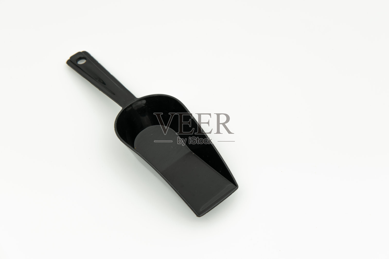 白色背景上的黑色塑料小铲子照片摄影图片