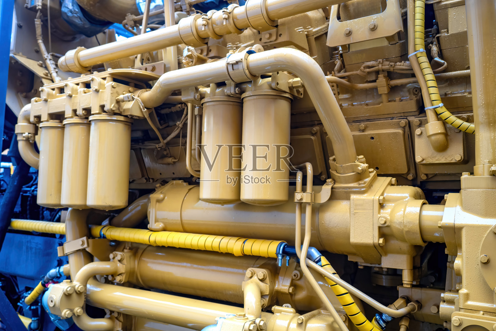 工业引擎。船舶马达碎片。柴油机关闭。船用设备。汽艇用柴油机。船舶设备维护的概念。工业技术照片摄影图片