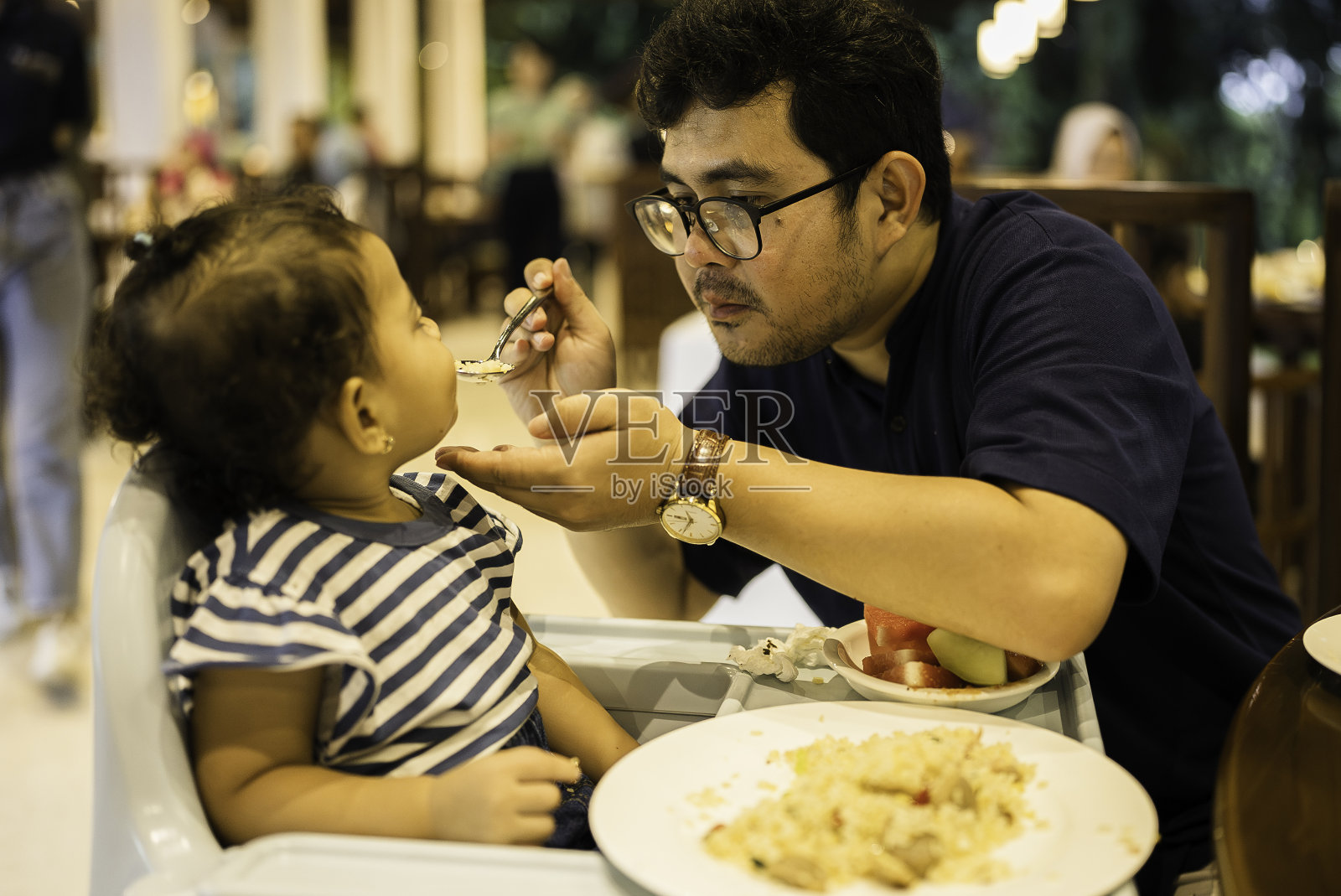 父亲给女儿喂奶照片摄影图片