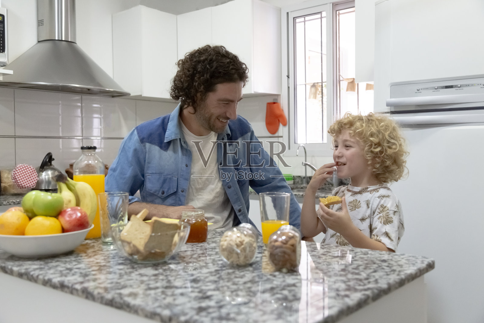 父子共进早餐照片摄影图片