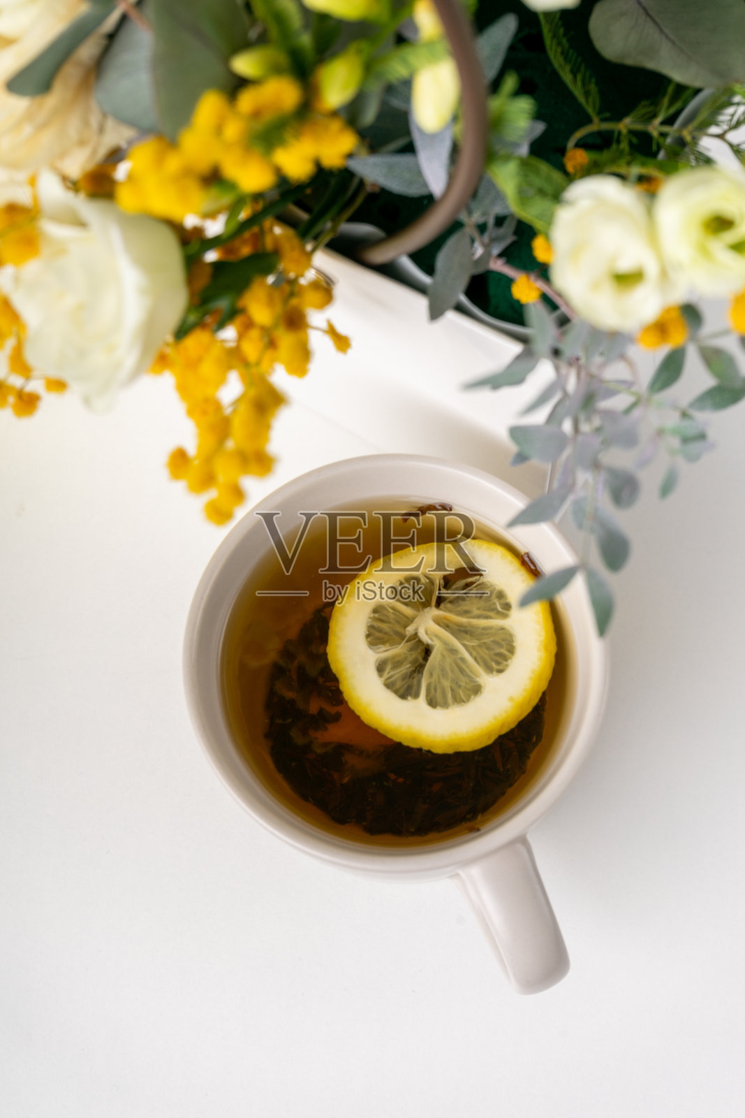 一杯装在白色袋子里的柠檬花红茶照片摄影图片