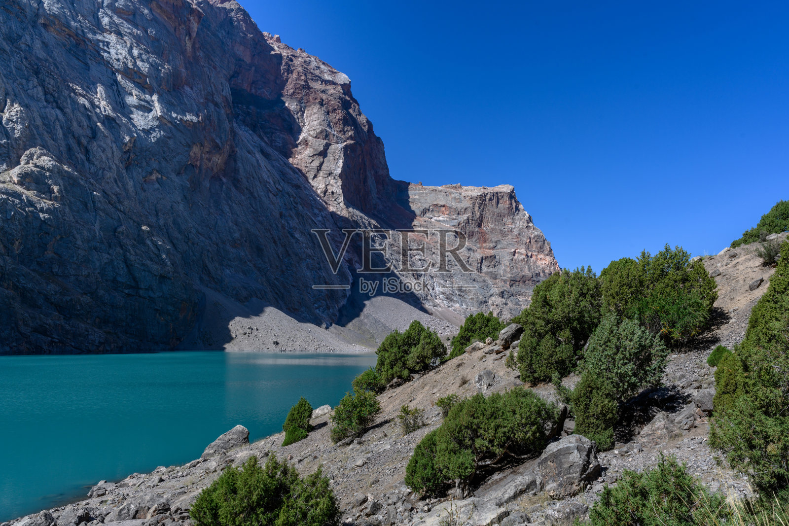 这是塔吉克斯坦山区的一个美丽湖泊。照片摄影图片