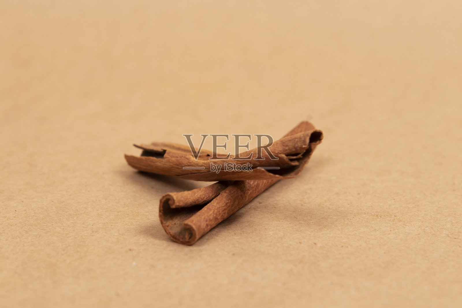 棕色背景上的两根肉桂棒照片摄影图片