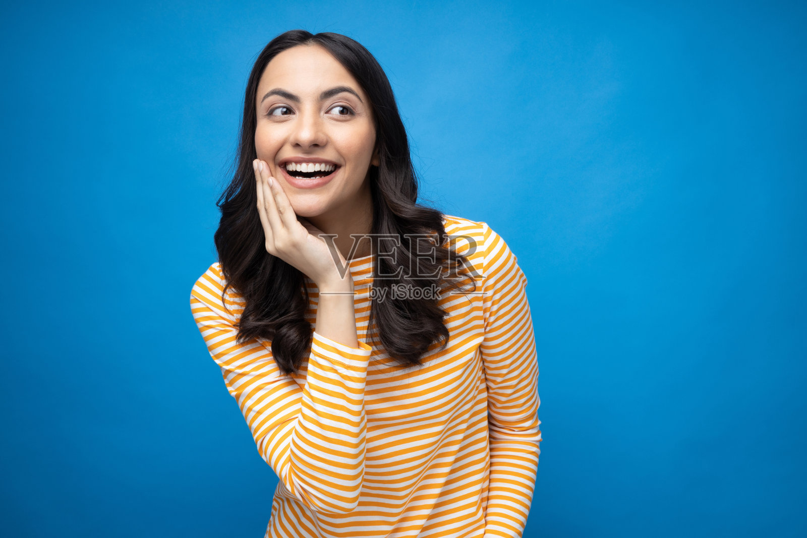 年轻女子的肖像穿着时髦的智能休闲服装孤立在白色背景股票照片照片摄影图片