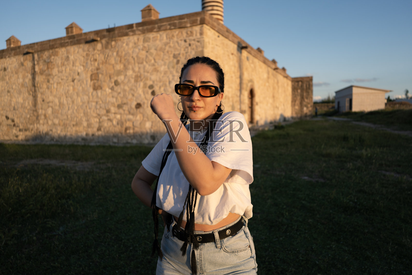 舞女在建筑前跳舞的肖像照片摄影图片