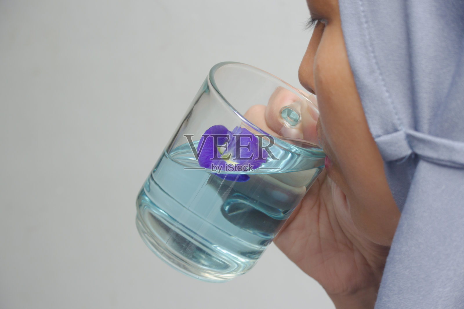 喝花茶的女人照片摄影图片